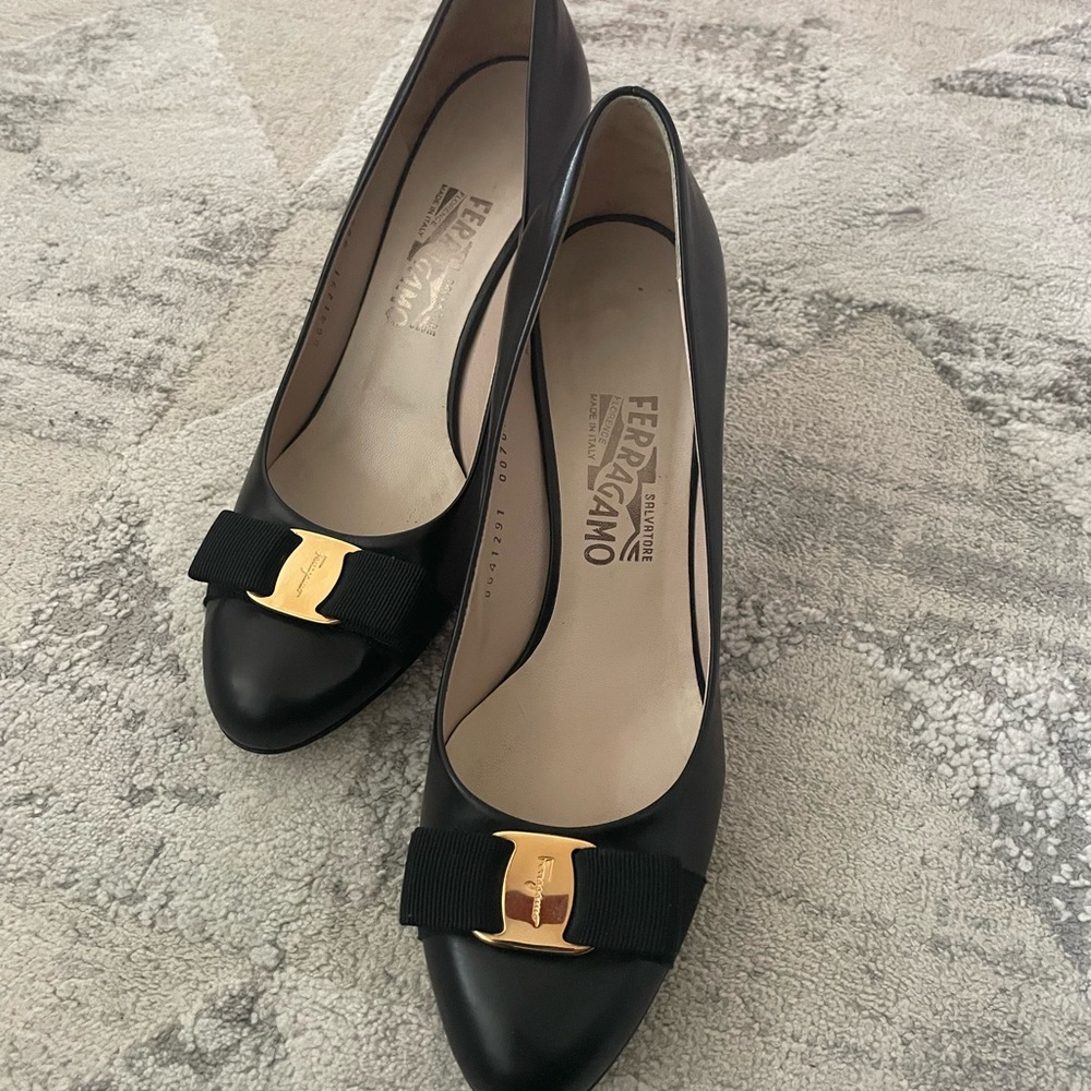 COPY - Original Salvatore Ferragamo Vara Bow Pumps. Size 9.5